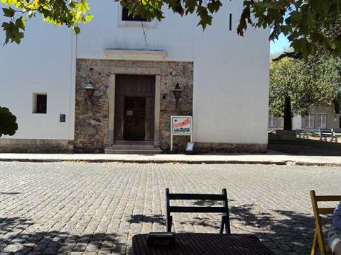 Entrada da igreja vista do Restaurante El Drugstore