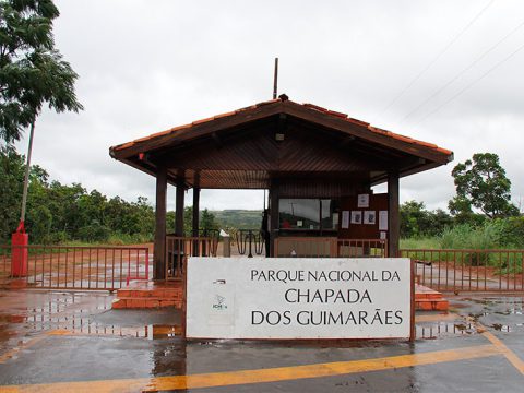 Entrada da trilha para a Cachoeira Véu de Noiva