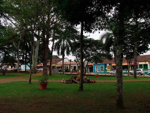 Praça principal da Chapada, cercada por construções com fachada colorida