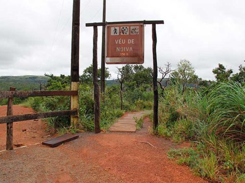 Início da trilha que leva à Cachoeira Véu de Noiva