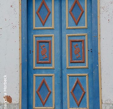 Detalhe da porta principal da igreja em São Gonçalo do Rio das Pedras