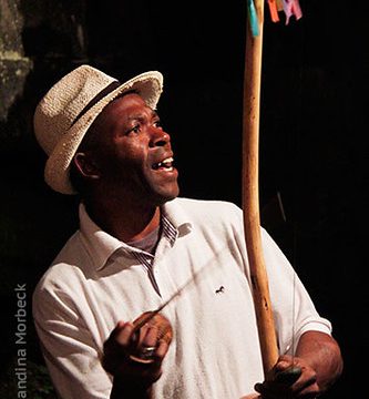 Heliomar e seu inseparável berimbau