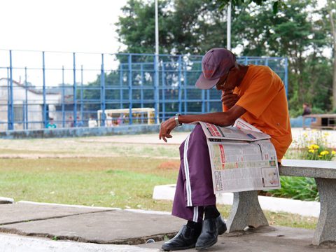 Ele só quer seu jornal em paz