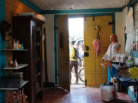 Interior da loja Licor do Barão, Morro da Água Quente
