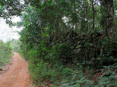Muro de pedra feito por escravos