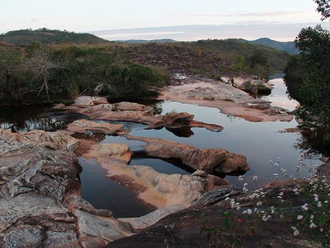 Poços com cachoeira em Milho Verde