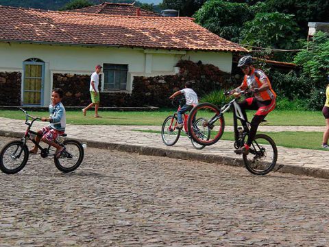 Diversão com crianças do Morro da Água Quente