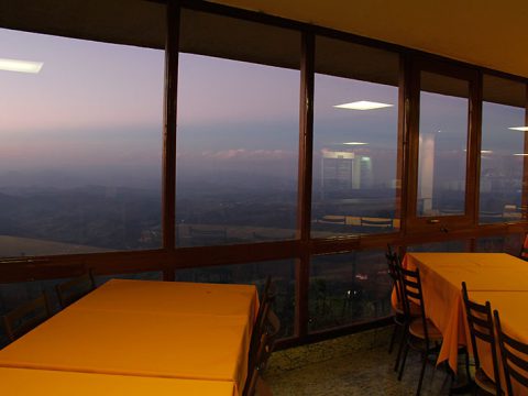 Detalhe do restaurante panorâmico