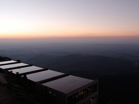 Serra da Piedade; teto do restaurante à direita