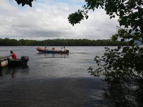 O Canal do Ararapira é a rodovia para quem mora na ilha