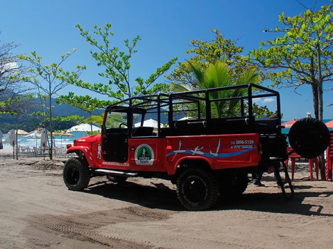 Veículos 4x4 transportam turista até a Praia de Castelhanos